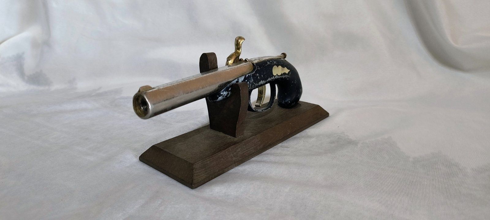 Стар месингов пистолет Derringer за украса и декорация