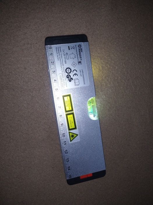 Nivela laser cu trepied