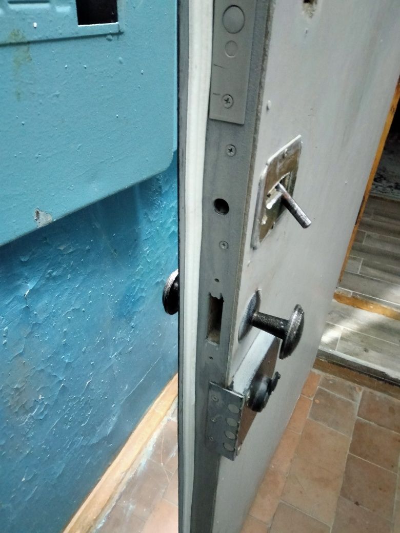 Продам дверь железную