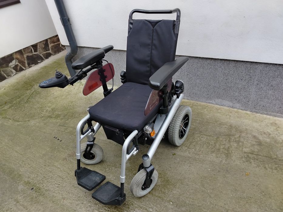 Cărucior scaun electric pentru persoane cu dizabilități