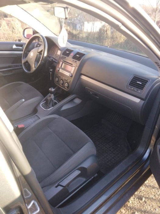 Vând Volkswagen jetta 1.9 tdi.