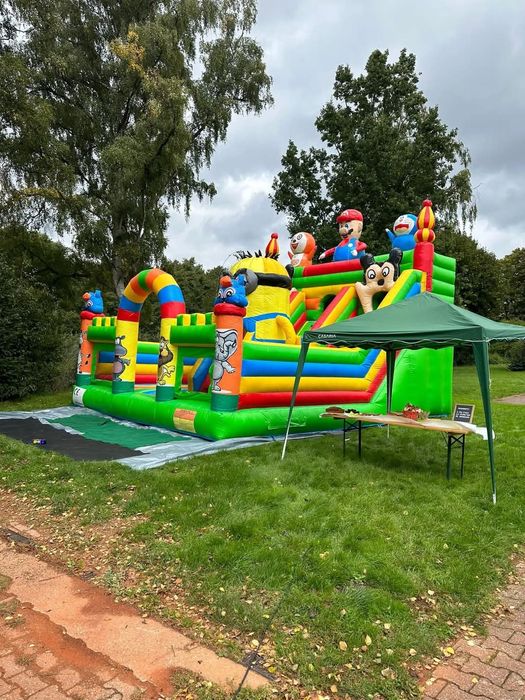 Vând topogan gonflabil folosit un sezon cu tot inclus suflate și kit