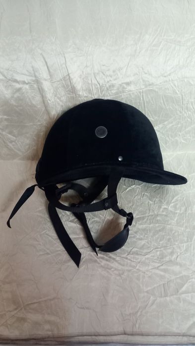 Кадифена шапка за конна езда
