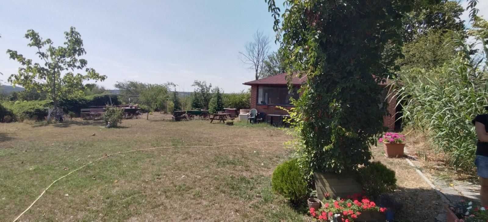 Две самостоятелни къщи в делим двор в с. Ген. Кантарджиево