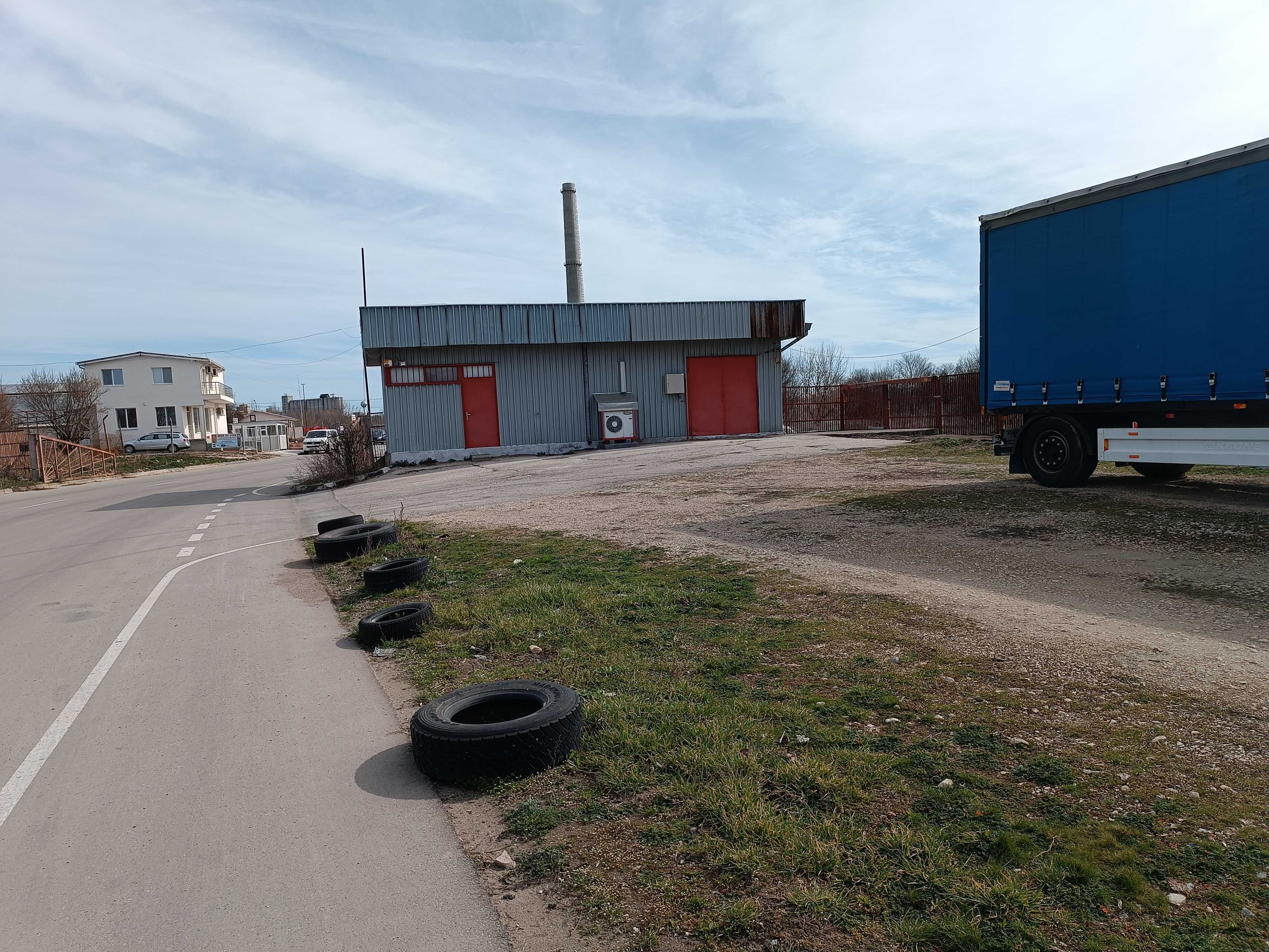 Промишлено помещение с парцел , може и под наем.