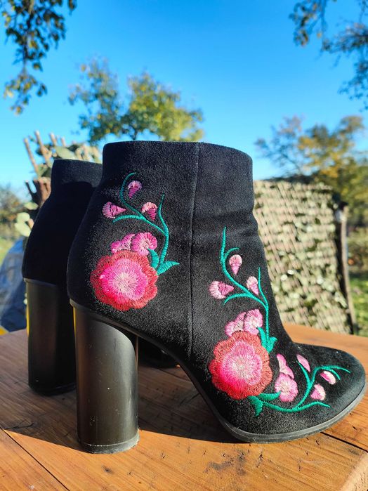 Ghete/Botine Elegante Negre, Piele Naturală, cu Broderie Florală Roz