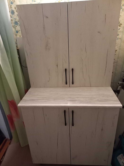 Новый кухонный стол и навесной шкаф.