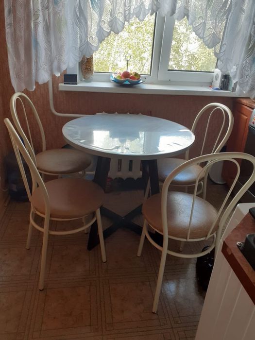 Продам кухонный стол и стулья