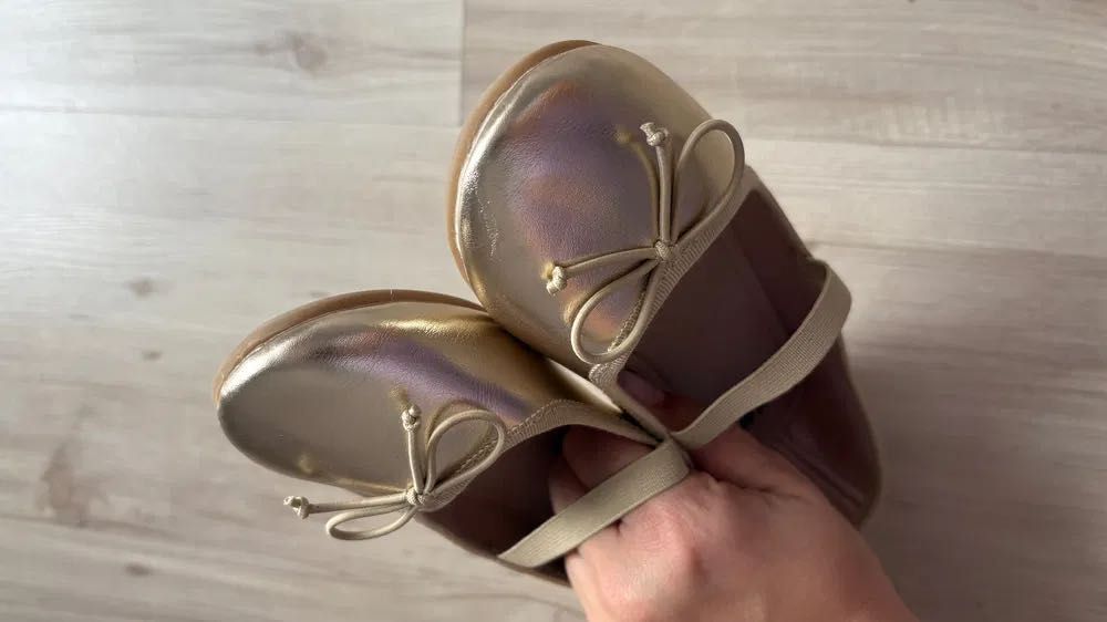 Златни обувки за момиче