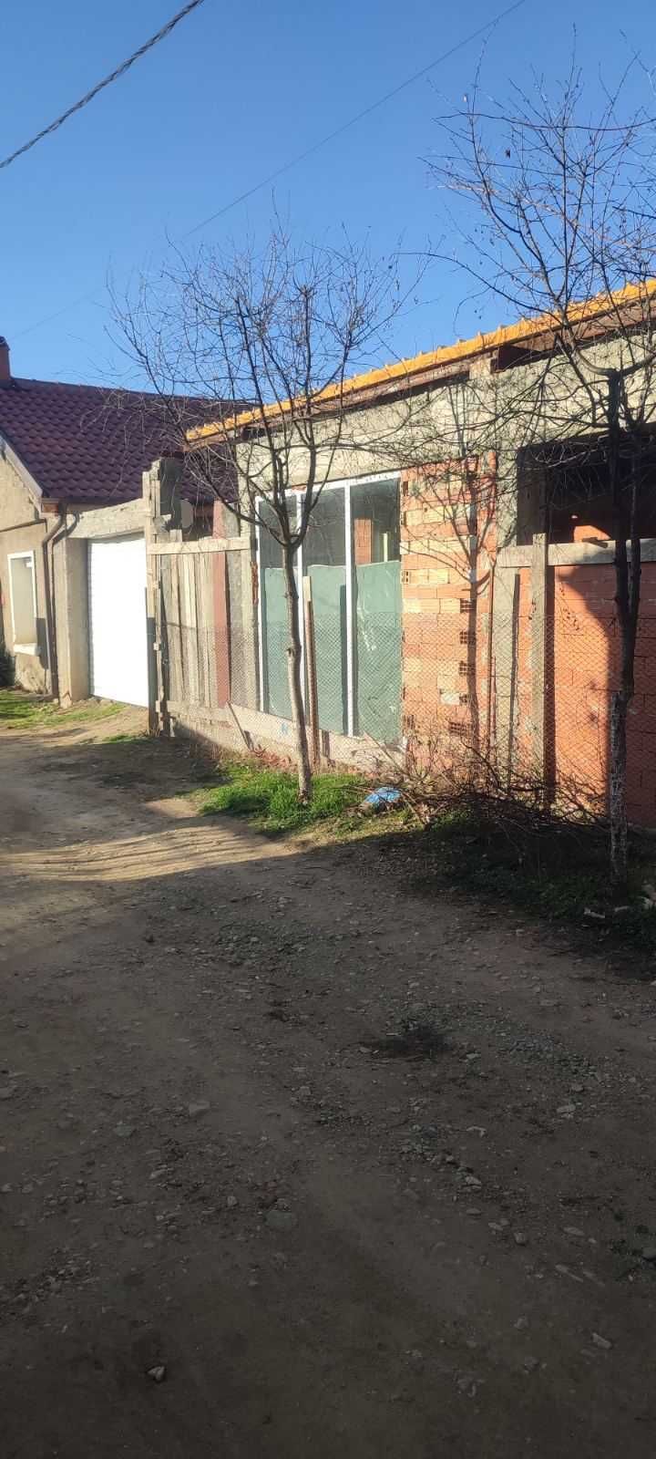 Къща с двор 297 кв. м2, Обзаведена, квартал Новенски, гр. Казанлък