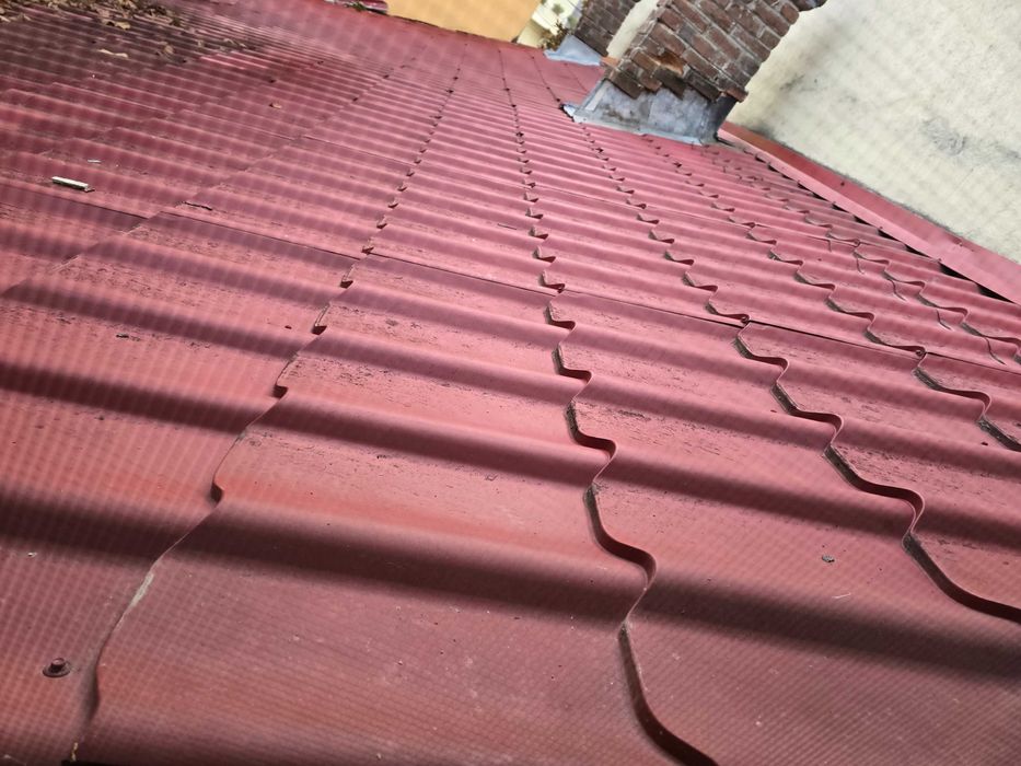 Vând tablă Lindab roșie ca nouă+ jgheaburi și burlane.