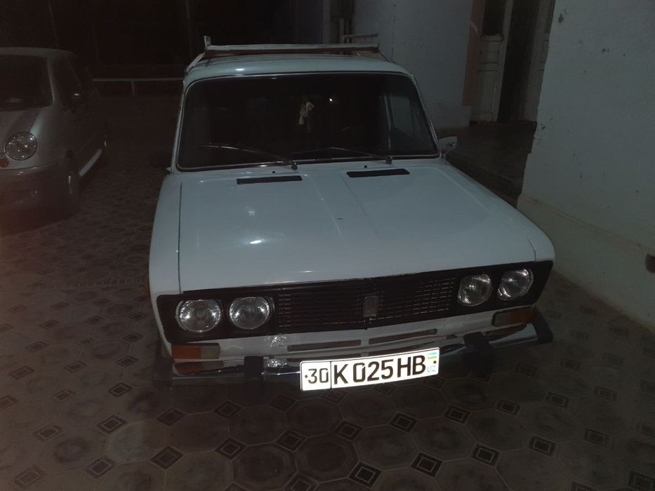 Машина жигули,  бежевая