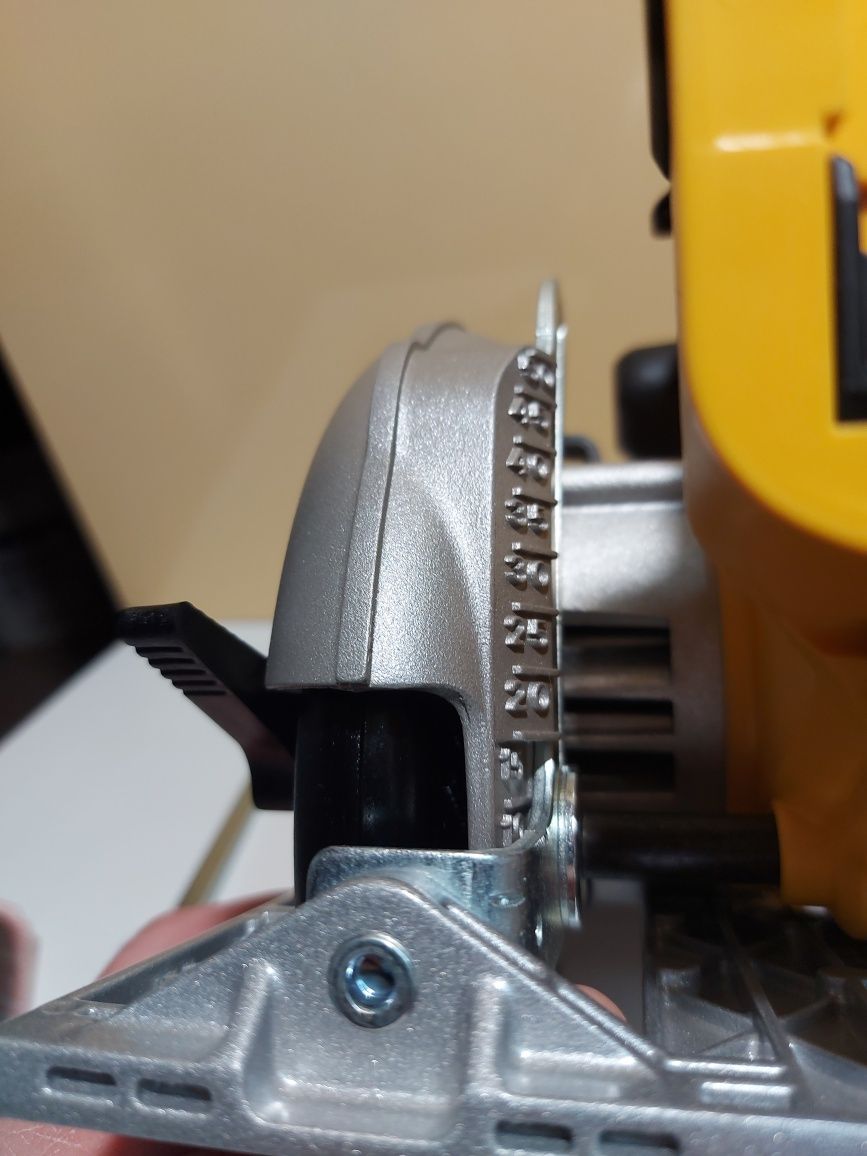 Акумулаторен циркуляр Dewalt DCS391N