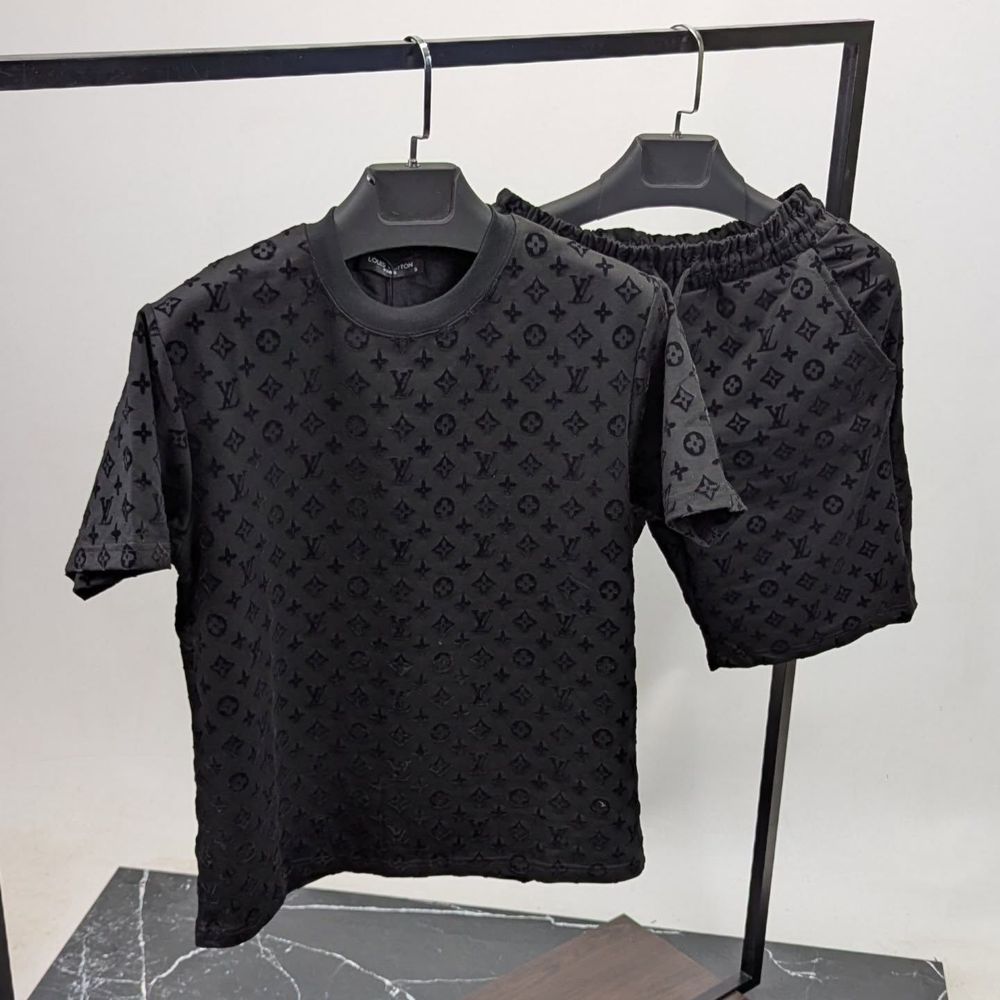 Екип Gucci и Louis Vuitton