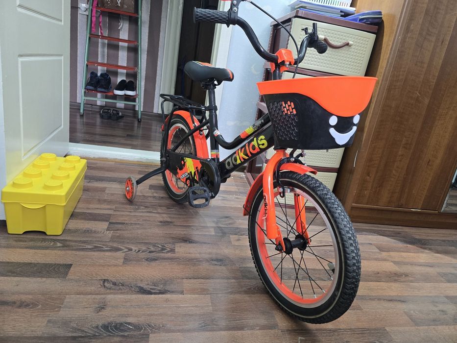 Яркий детский велосипед