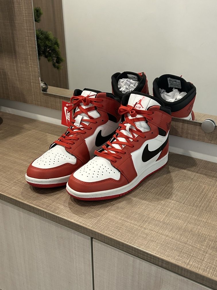 Nike Air Jordan 1 High "Chicago" & "Obsidian"