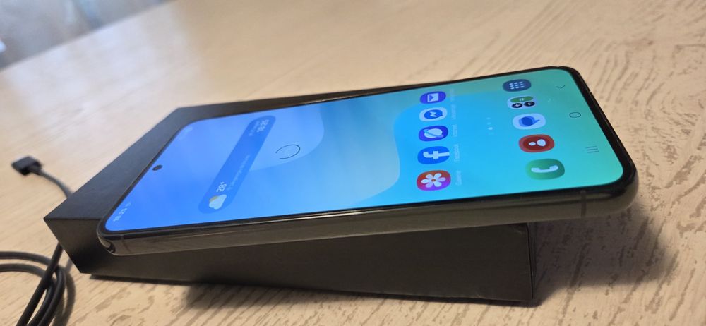 Samsung Galaxy S 23  8 gb ram 5G  256gb green Android 16