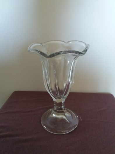 Vaza cristal cu picior, in forma de crin