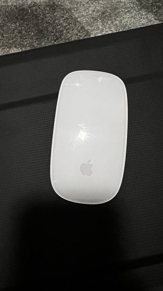 Apple mouse new white.