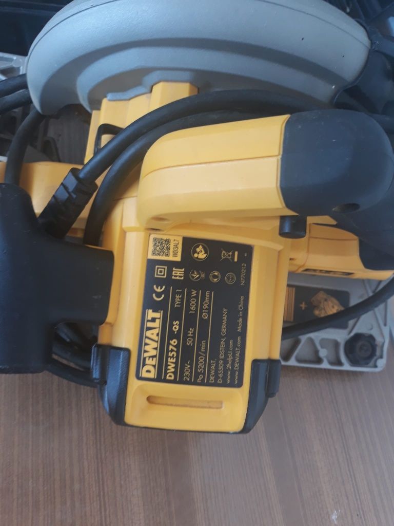 Vând circular dewalt