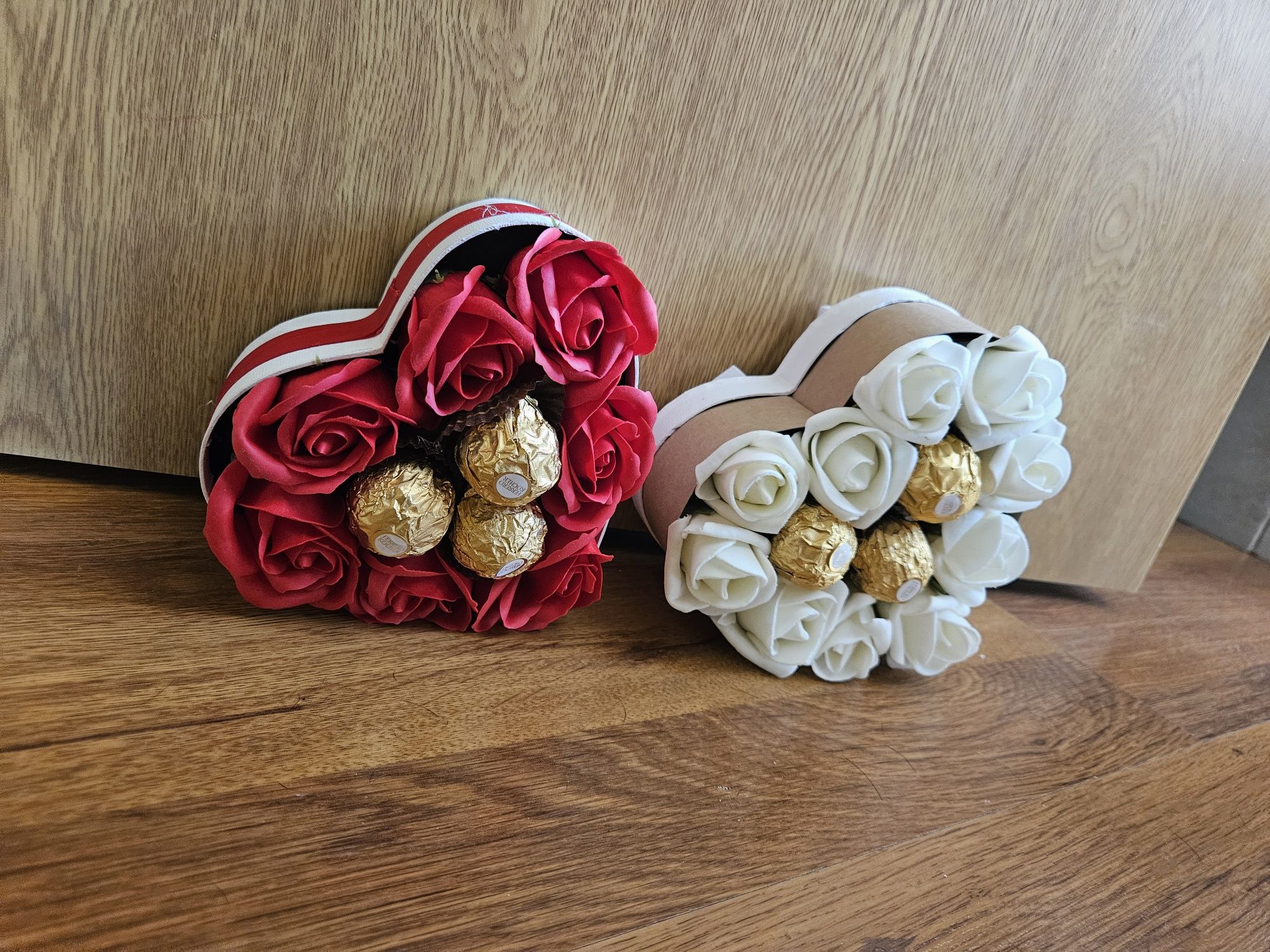 Ръчно изработена кутия сърце със сапунени рози и шоколад!