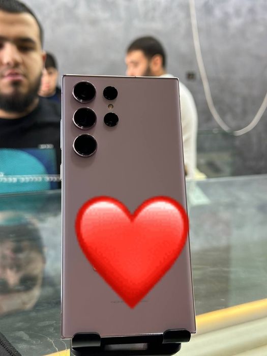 Samsung Galaxy 23 ultra ayol kishi tutgan