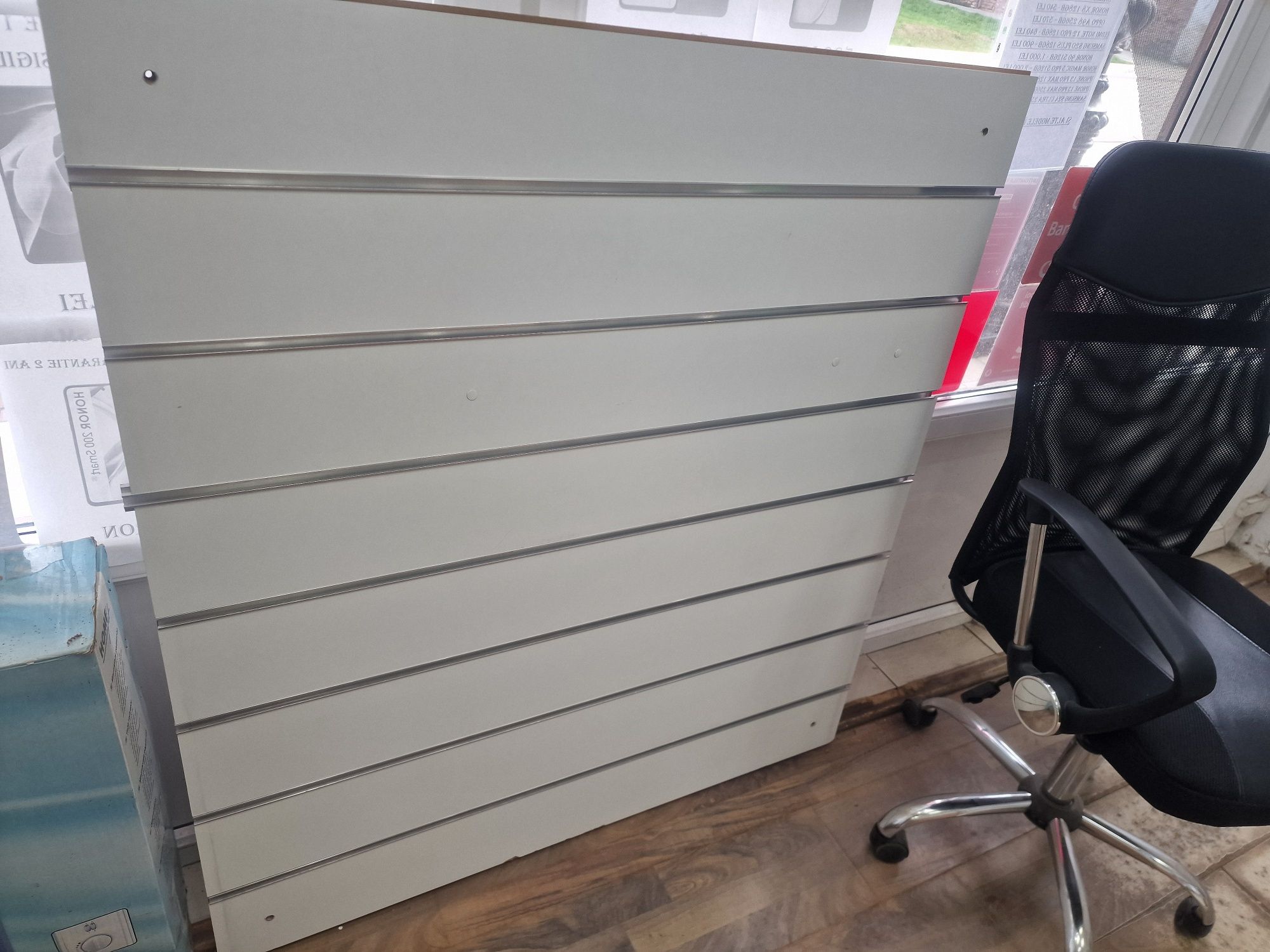 Panou expunere slatwall cu sina aluminiu