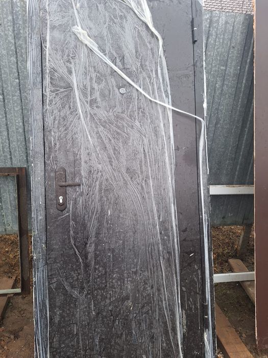 Продам входную железную дверь