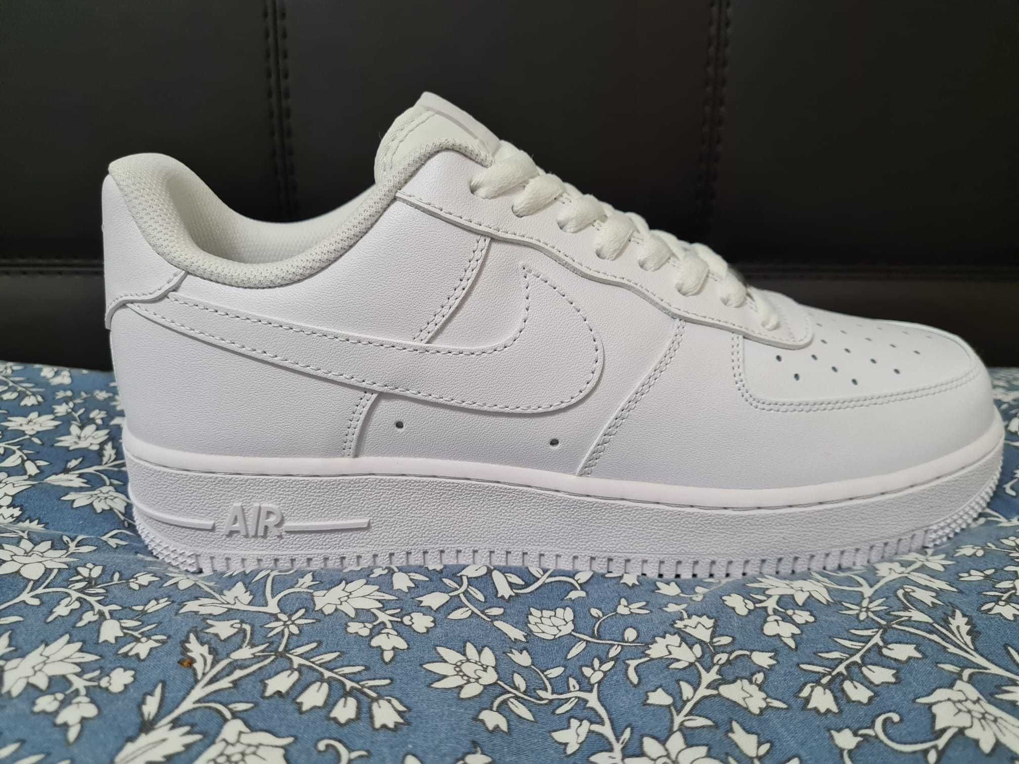 Nike Air Force 1 Triple White