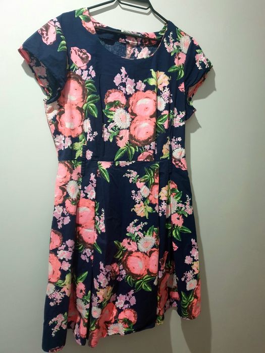 Тъмно синя рокля на цветя