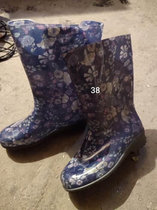 Продам резиновые сапоги новые