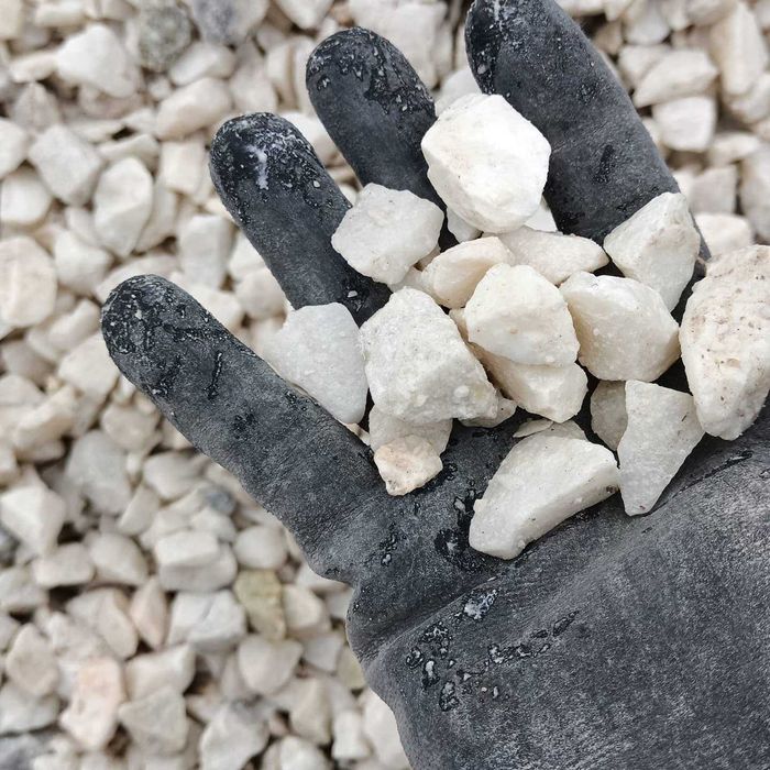 Белая мраморная крошка по 1100 тенге за 25 кг мешок со склада Алматы