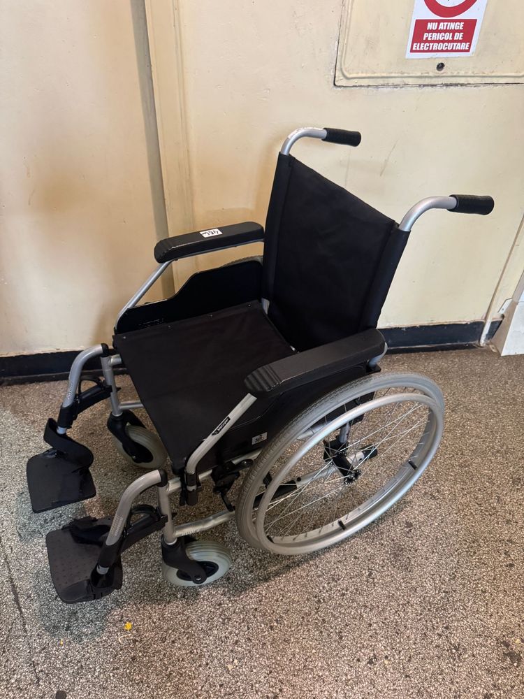 Scaun carut rulant medical batrani dizabilitati (ca nou)