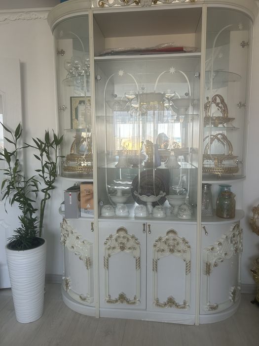 Продам сервант .