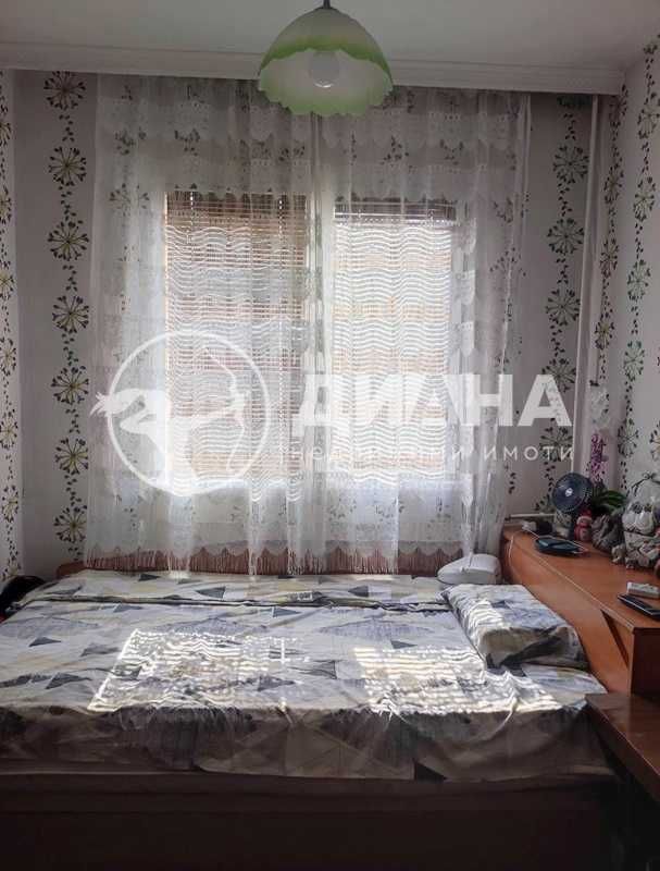 Тристаен, полуобзаведен, панелен апартамент, зад Хаджията Груев,Изгрев