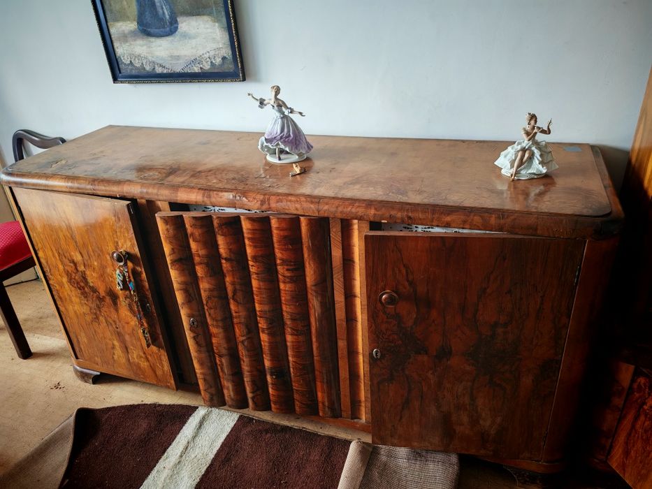 Mobilier vechi în stare bună