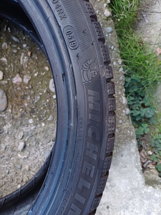 Vând 2 anvelope de iarna 225 40 r18 MICHELIN foarte bune