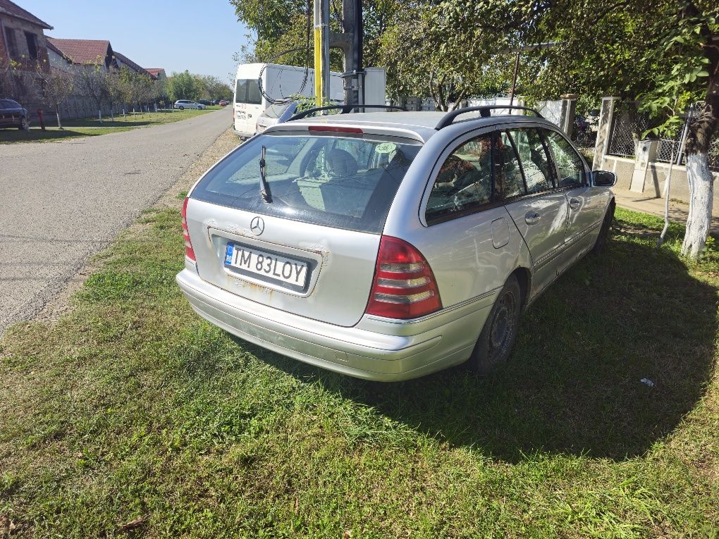 Dezmembrez Mercedes C class w203 2.2 cdi