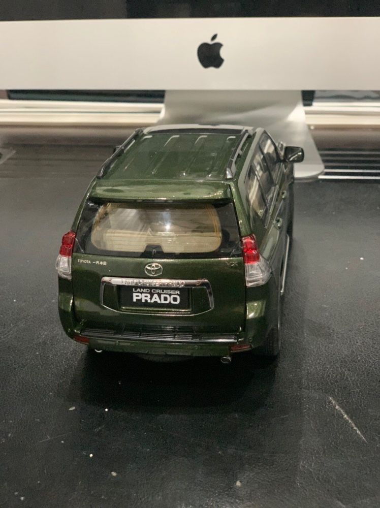 Модель 1:18 Toyota Prado