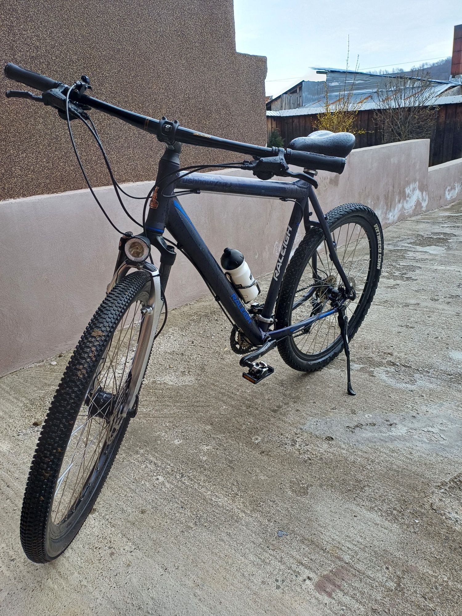 Vând bicicleta în stare foarte bună