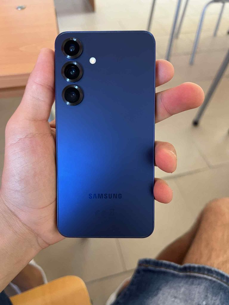 Продавам Samsung s25 128Gb blue  Само лично предаване