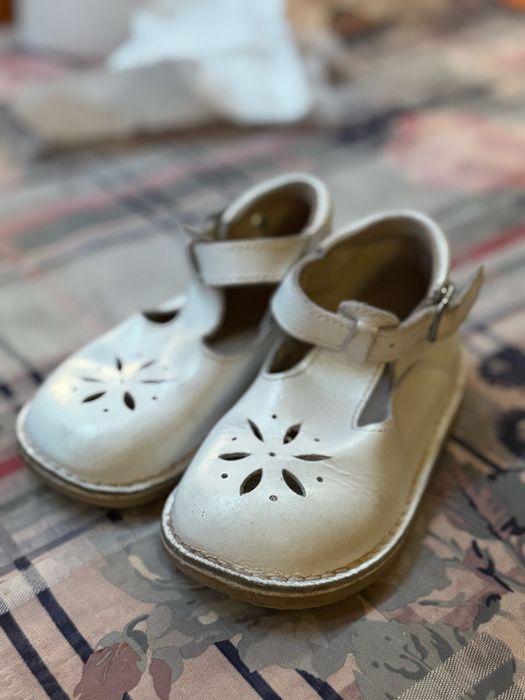 Pantofi albi piele 22