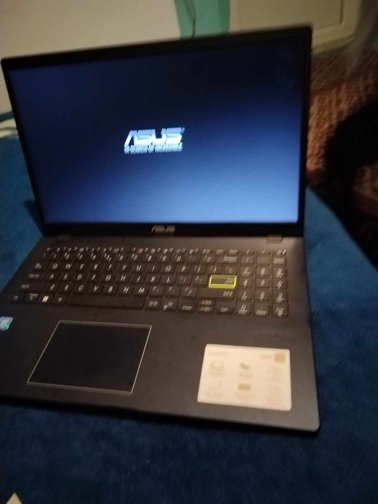 Laptop Asus înca în garantie