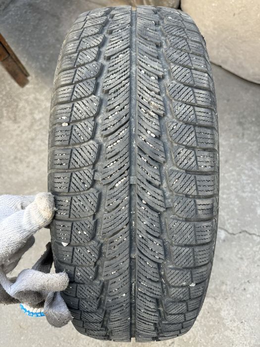 Продам зимнюю резину PowerTrac 215/60/16