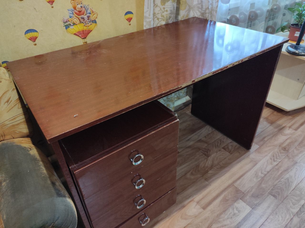 Продам деревянный письменный стол