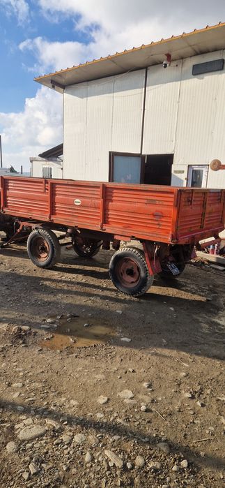 Remorca basculabila trilateral