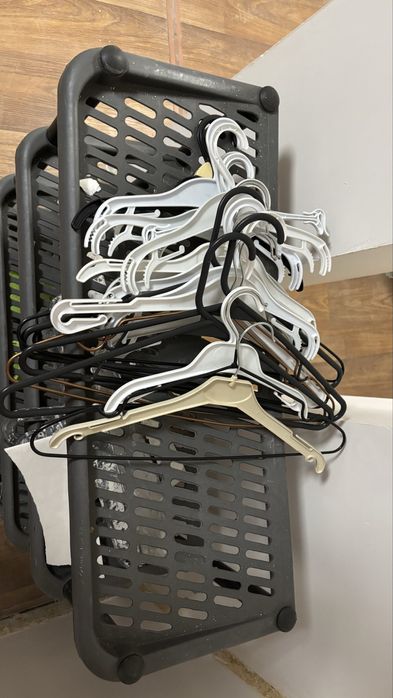 Отдам плечики разные