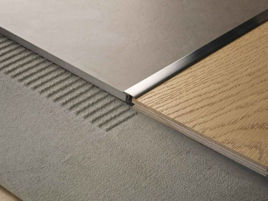 Т-разделитель черный анодированный 2.5 м.