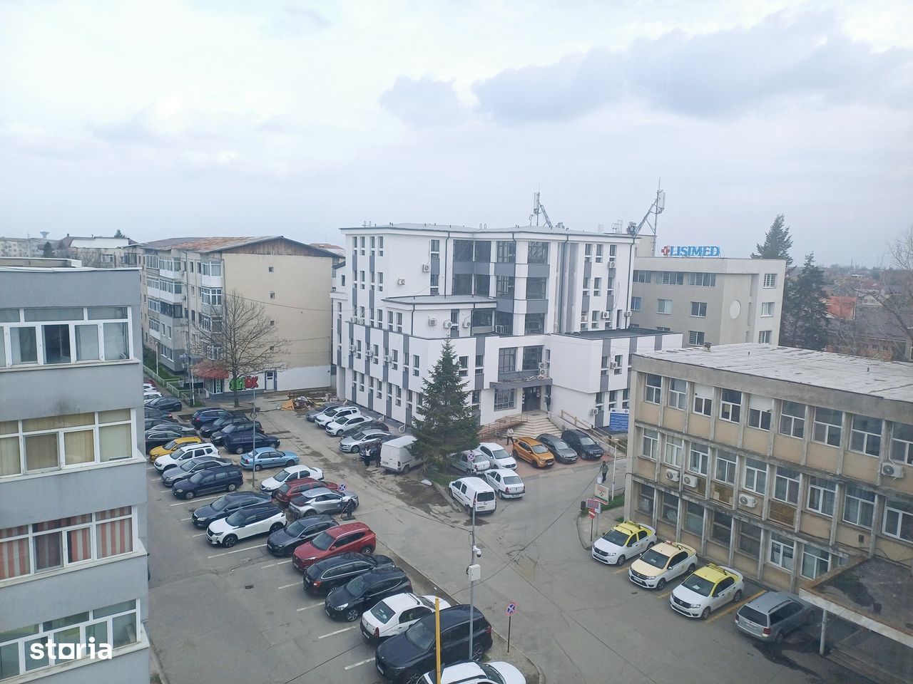 Apartamentul este situat vis-a-vis de  Hotel City .