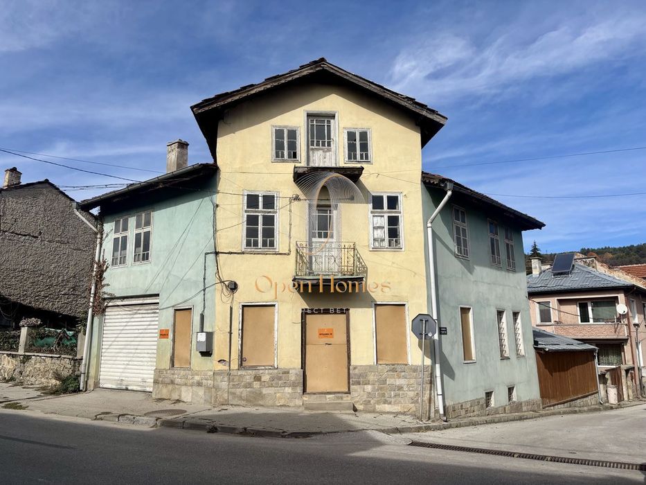 Къща в  на главния път на гр. Батак